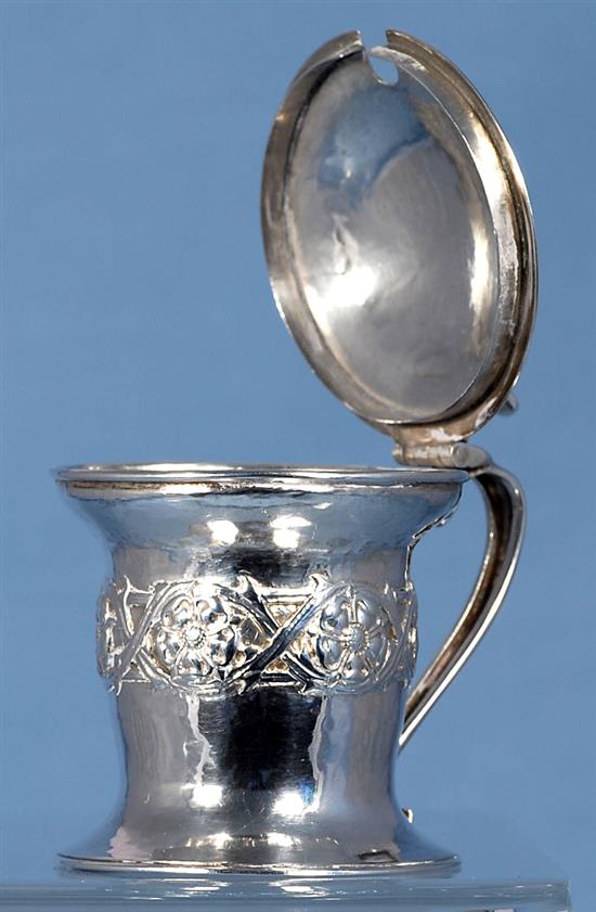 An Edwardian Arts & Crafts silver mustard pot, by Omar Ramsden & Alwyn Carr, height 80mm, weight 3.3oz/104grms.